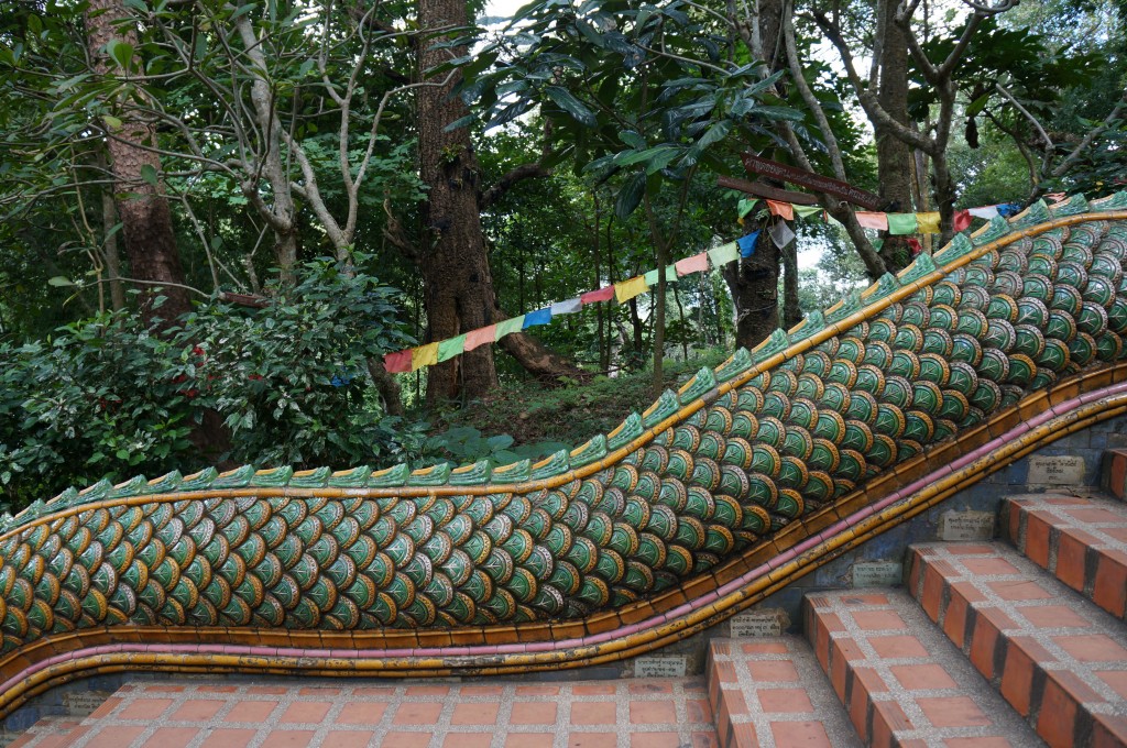 Naga Treppe hinauf zum Tempel