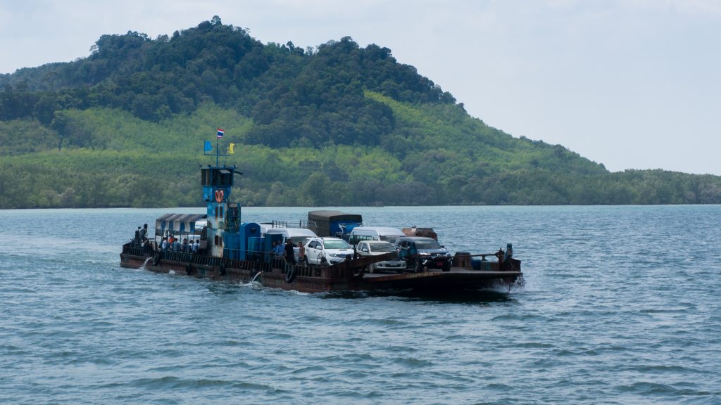 Autofähre zwischen Koh Lanta und dem Festland