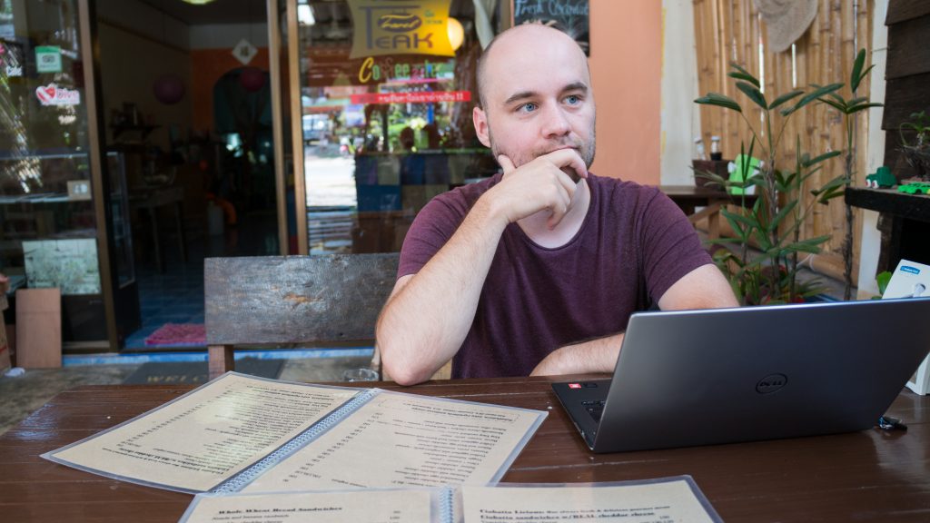 Sören mit Laptop im Peak Cafe