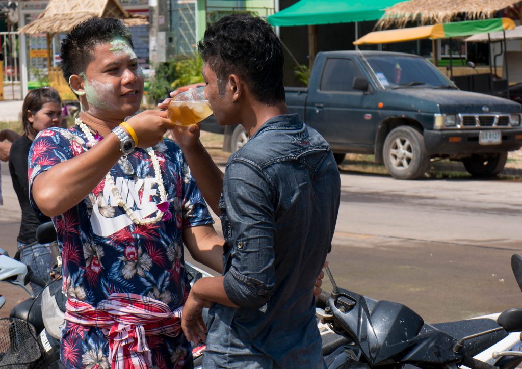 Zwei Männer mit Puder im Gesicht, die Songkran auf Koh Lanta feiern