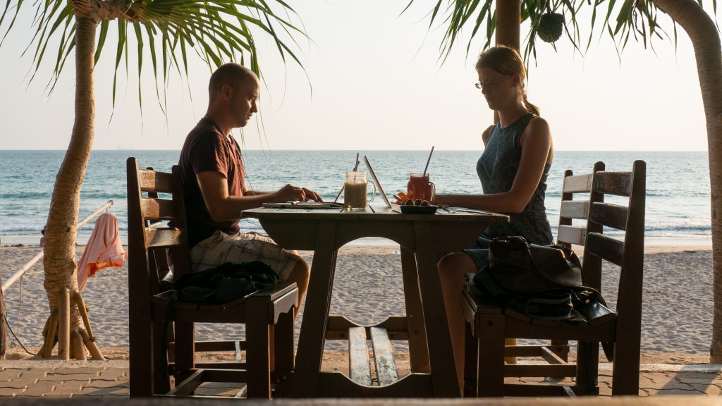 Lena und Sören von Die Welt Entdecken beim Arbeiten auf Koh Lanta