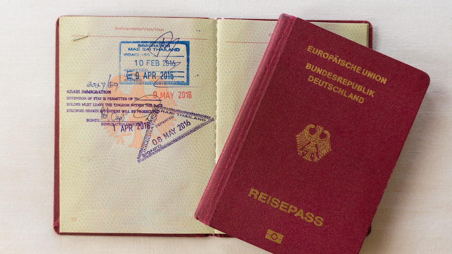 Unsere Reisepässe mit Stempeln der Visa-Verlängerung in Krabi
