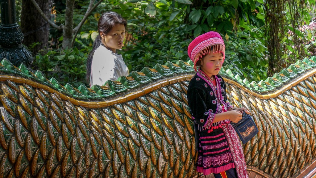 Mädchen am Doi Suthep Tempel mit Aufpasserin
