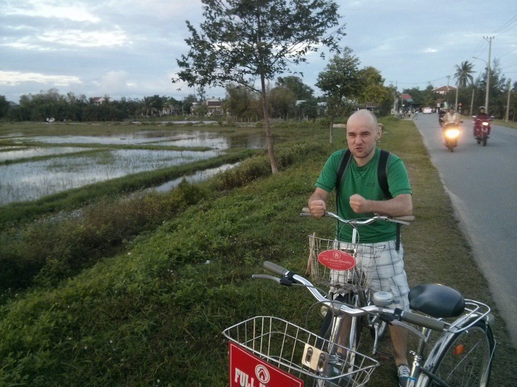 Sören zieht Grimassen neben vietnamesischen Reisfeldern