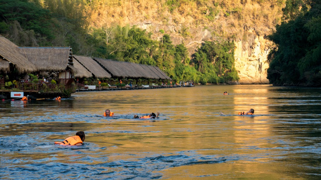Das River Kwai Jungle Rafts Hotel bei Sonnenuntergang