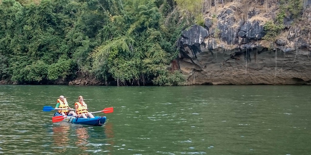 Wir Beide beim Kanu-Fahren auf dem Kwai River (1.000 Baht pro Kanu)