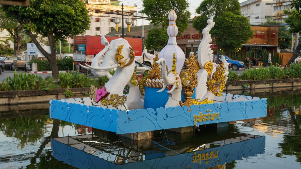 Großes Krathong im Stadtgraben