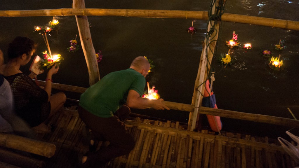 Sören setzt unser Krathong in den Ping River