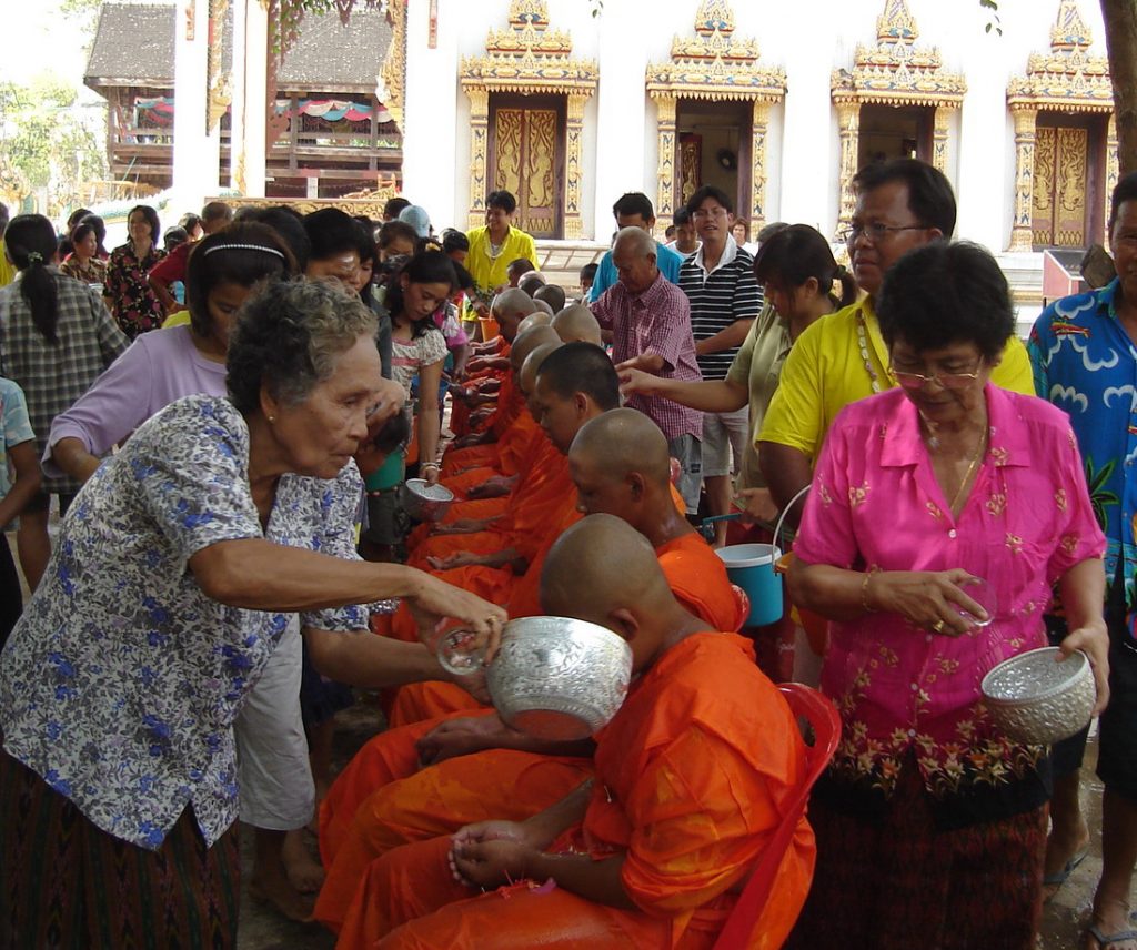 Mönche werden während Songkran mit Wasser begossen.