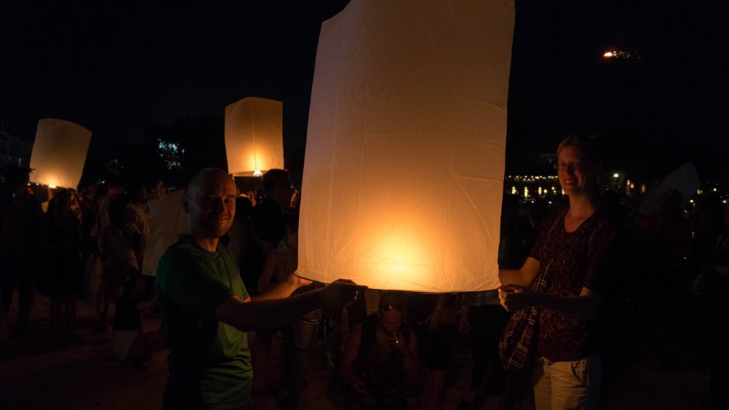 Wir mit unserer Himmelslaterne an Loy Krathong in Chiang Mai