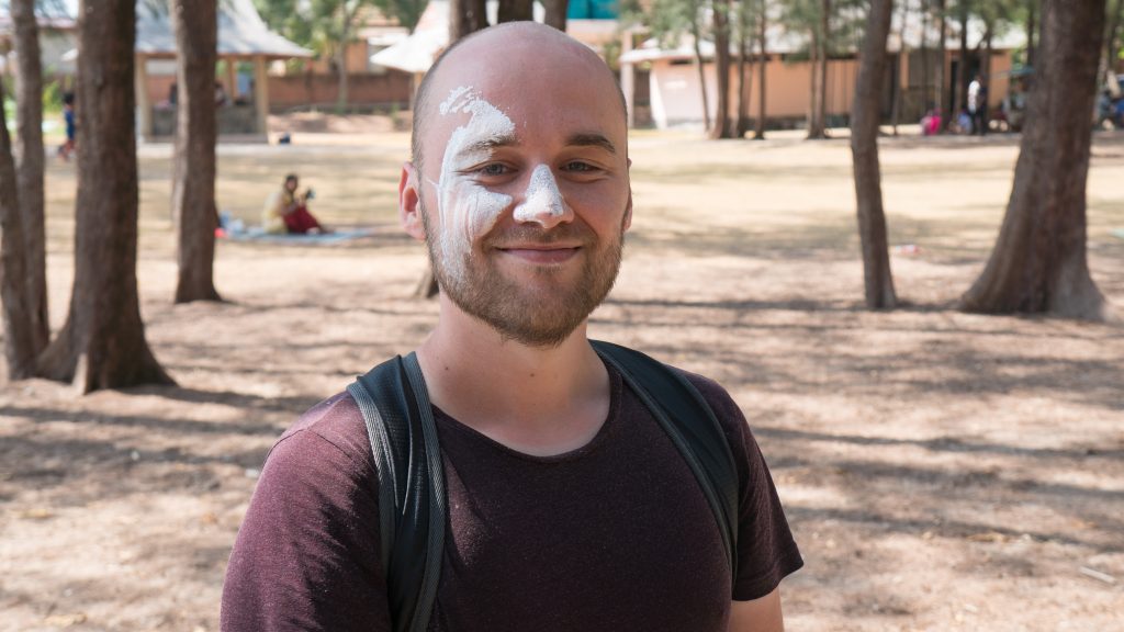 Sören mit weißem Puder im Gesicht während Songkran auf Koh Lanta