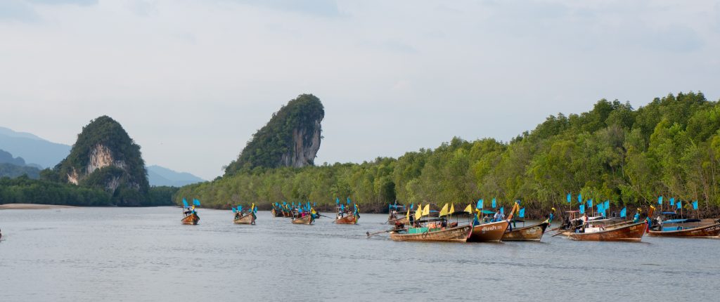 Geschmückte Boote während der Culture Parade in Krabi im Mai 2016