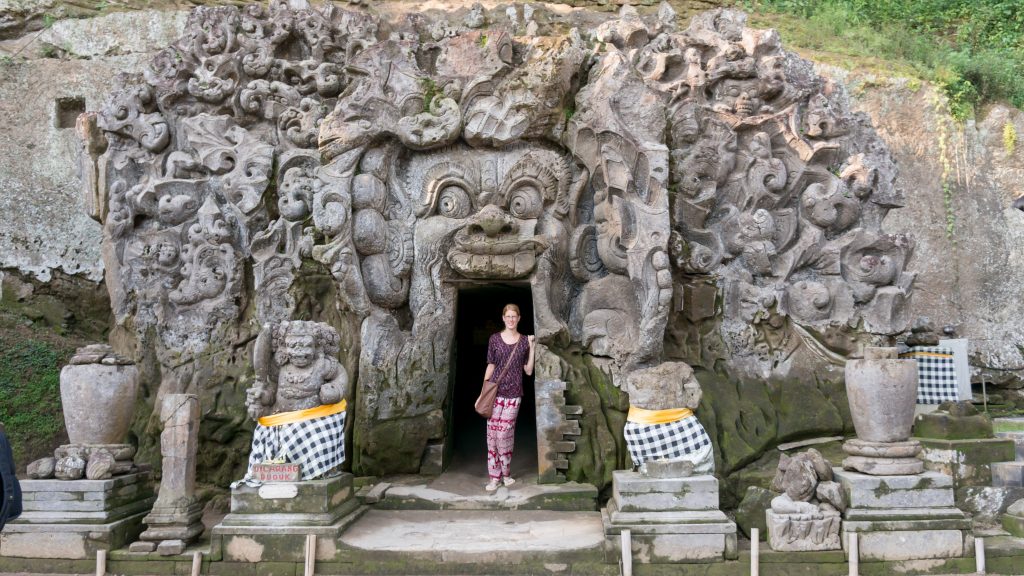 Lena vor der Elefantenhöhle Goa Gajah bei Ubud