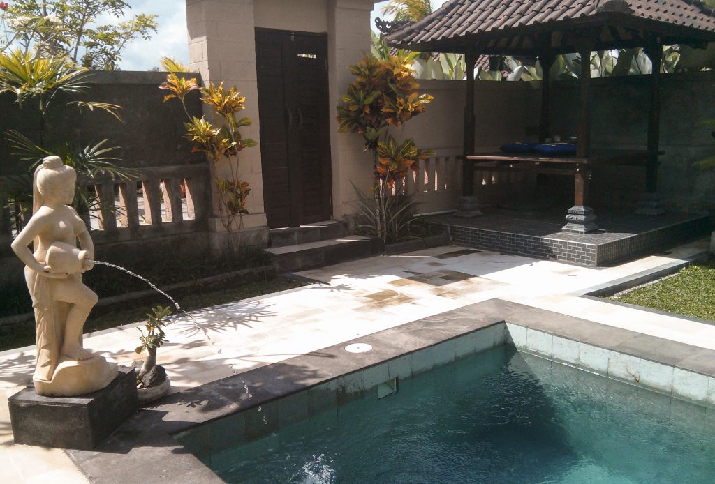 Pool und Gazebo in der Nick Villa in Penestanan