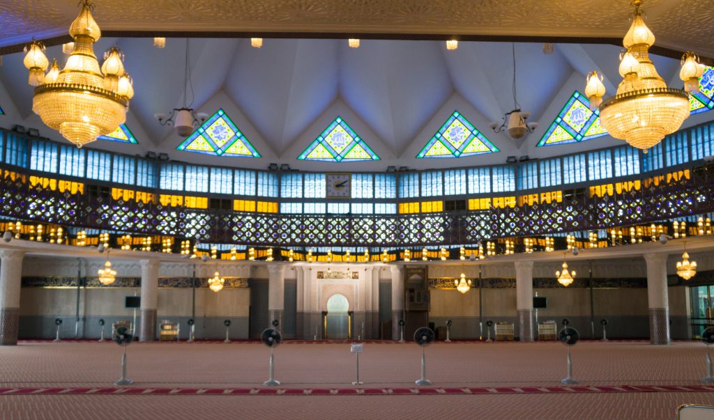 Die große Gebetshalle der Masjid Negara darf nur von Muslimen betreten werden.