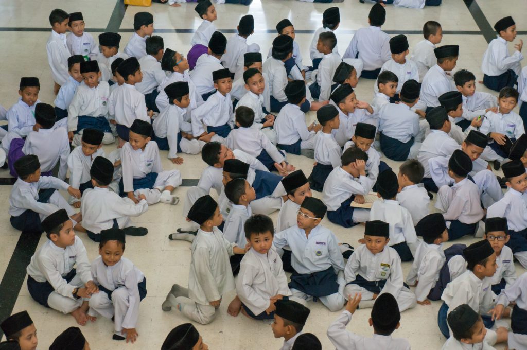 Kinder in traditioneller Kleidung in der Masjid Negara