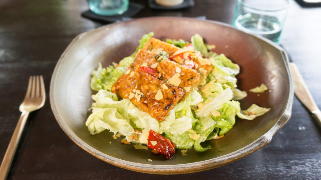 Salat mit Tempeh im Moksa in Ubud