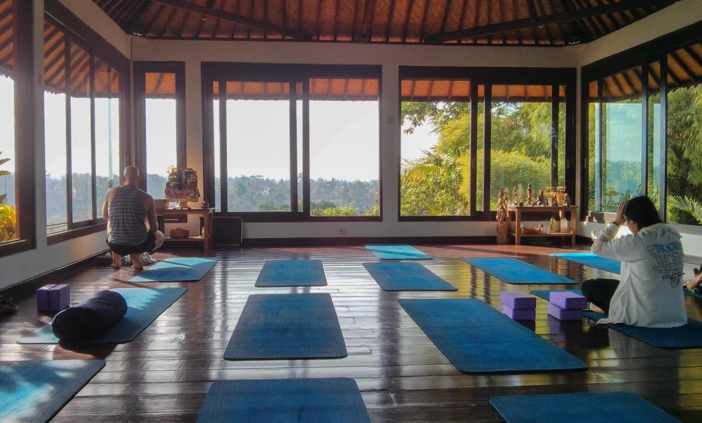 Yoga im Intuitive Flow Studio in Ubud: 8 Euro pro Kurs