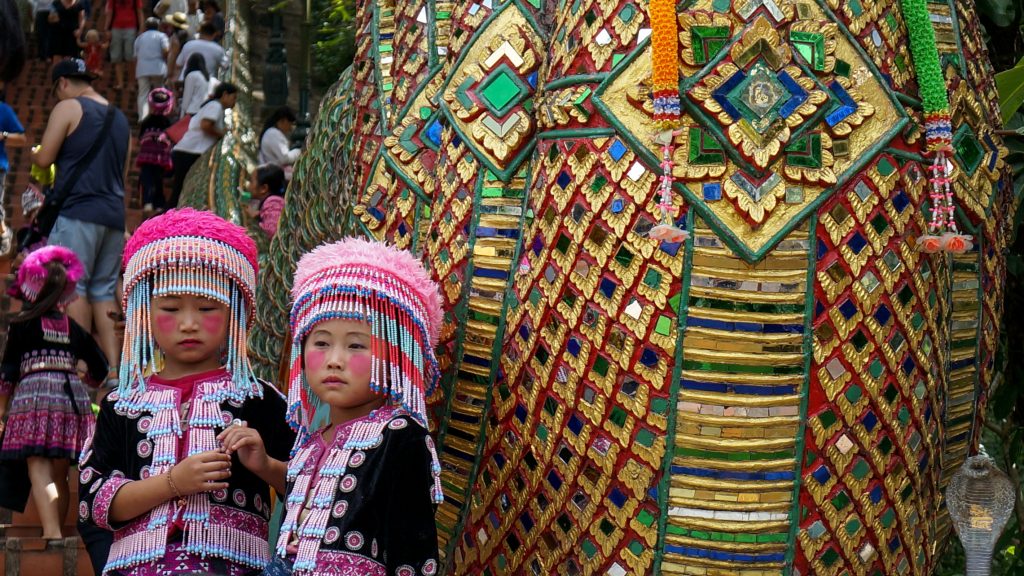 Kinder in traditioneller Bergvolkleidung am Doi Suthep in Chiang Mai, Thailand