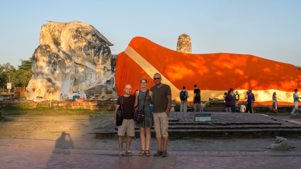 Wir Beide mit meinem Vater vor dem liegenden Buddha in Ayutthaya