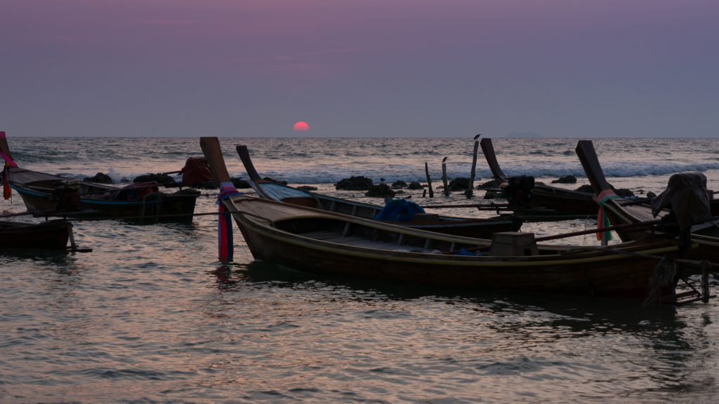 Longtail-Boote vor Koh Lanta