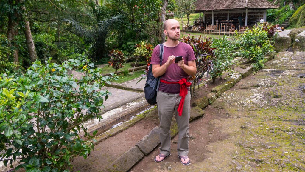 Sören beim Ausrichten einer Refotografie am Pura Gunung Kawi auf Bali