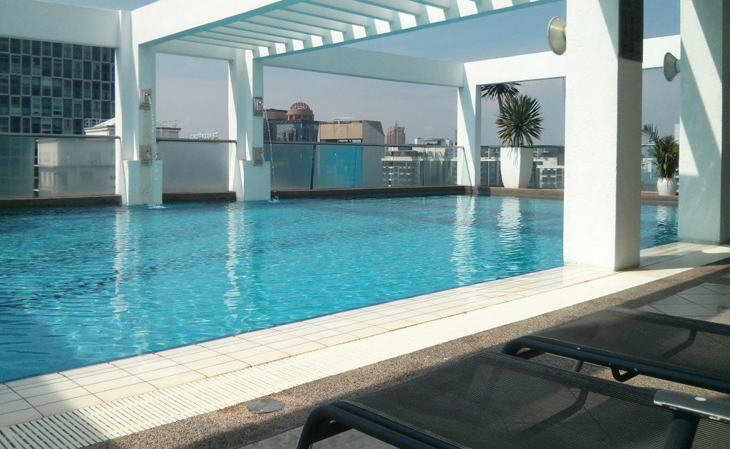 Pool mit Blick über Kuala Lumpur in der Parkview Serviced Residence