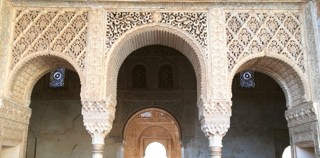 Kunstvoll verzierte Tore im Palacio de Generalife, dem Sommersitz der Alhambra