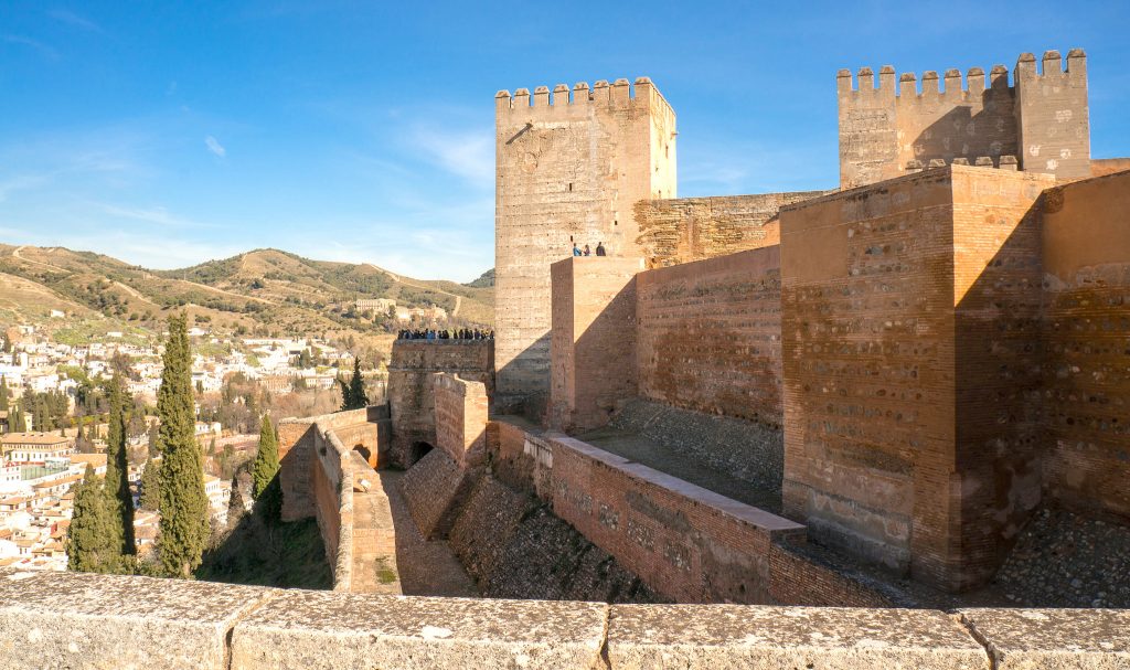 Blick auf die Außenmauern der Alhambra