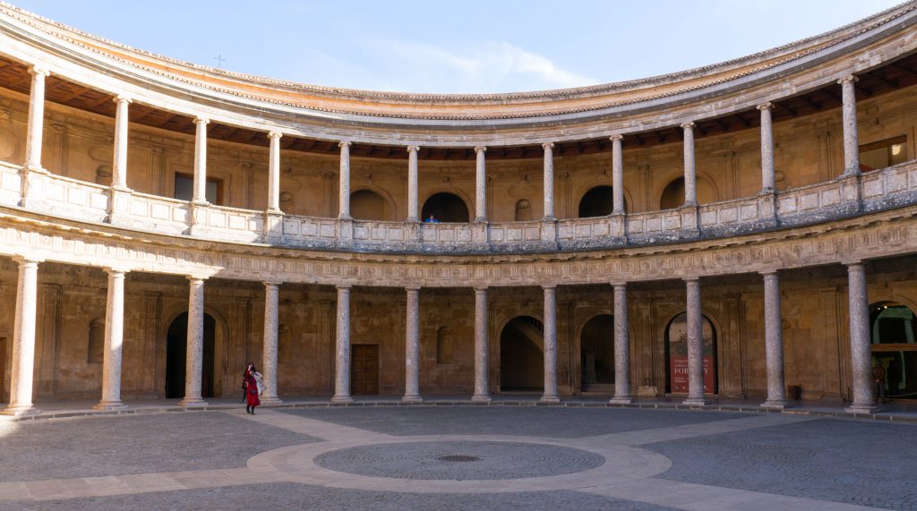 Der runde Innenhof im Palast von Karl V. in der Alhambra