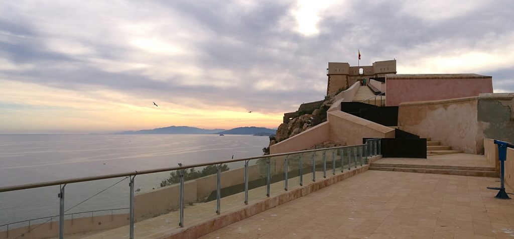 Blick von den Mauern des Castillo de San Juan auf den Sonnenuntergang im Meer