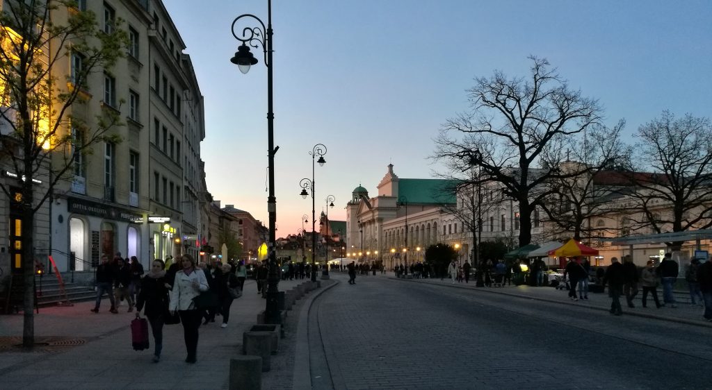 Stadtbummel durch das abendliche Warschau
