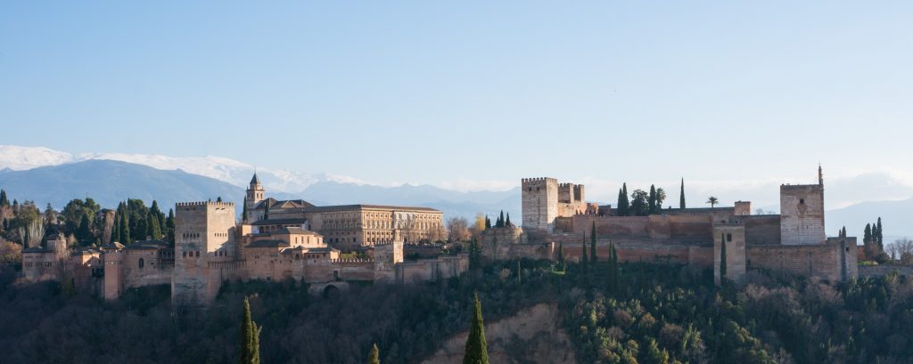 Blick auf die Alhambra und die schneebedeckte Sierra Nevada vom Mirador San Nicolas