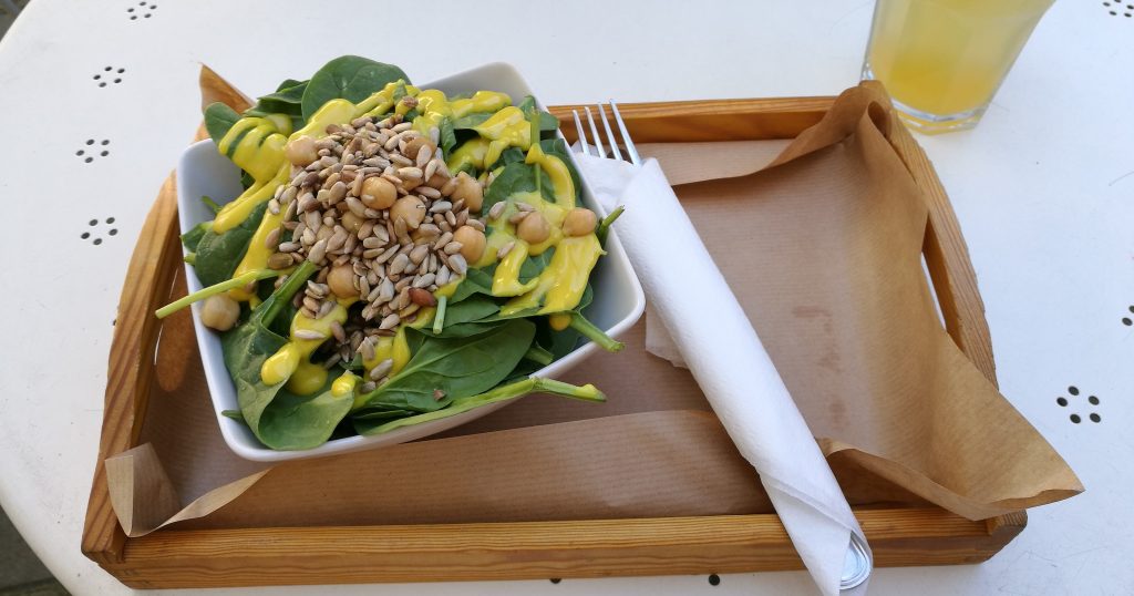 Spinat-Salat im Fit & Green gegenüber der Universität