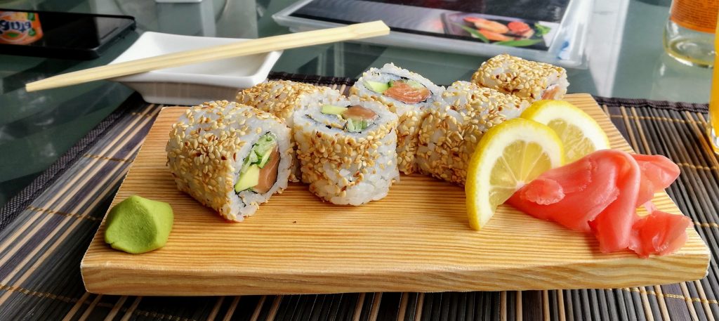 Avokado-Lachs Sushi im Yapi-Sushi Restaurant