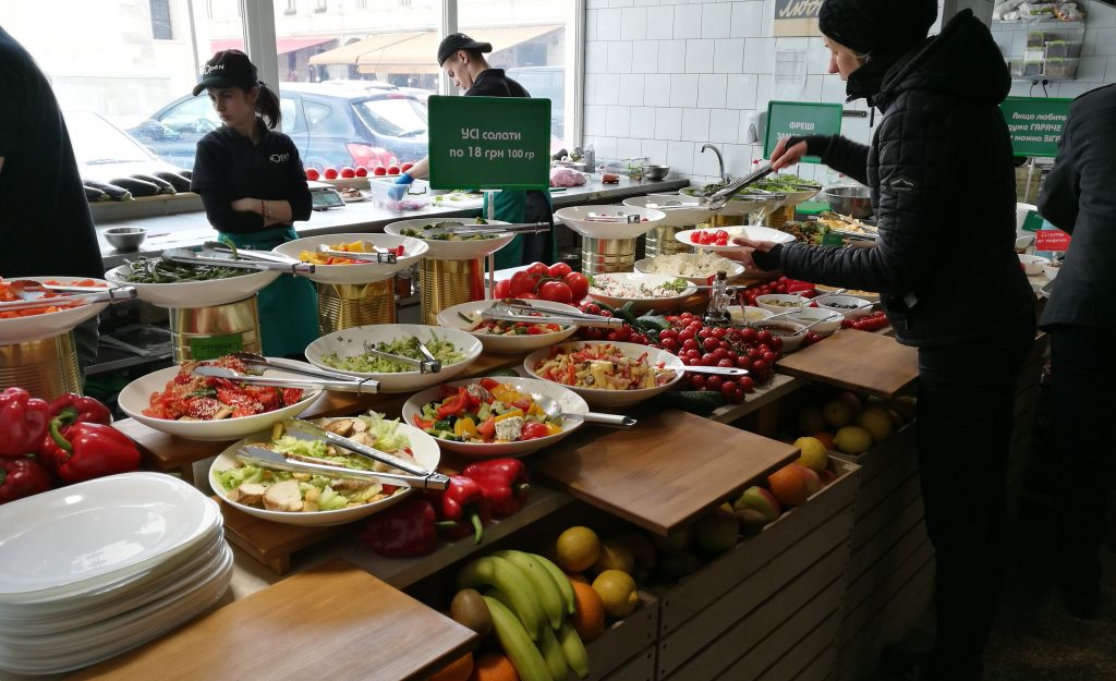 Im "Open. Fast Restaurant" gibt es ein großes Buffet mit Selbstbedienung. 