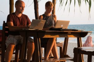 Lena und Sören beim Arbeiten auf Koh Lanta