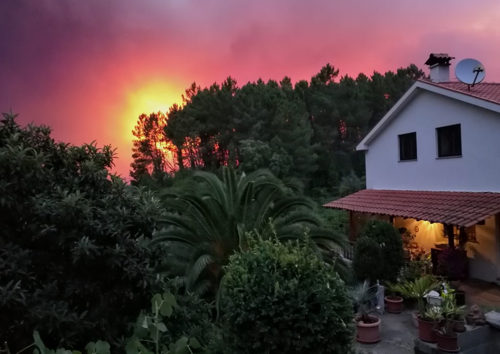 Rauch der Waldbrände hinter unserer Quinta in Pedrogao Pequeno während des Sonnenuntergangs