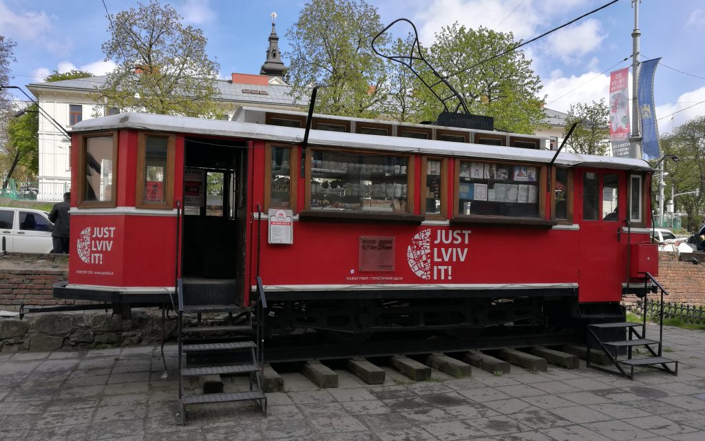 Eine umfunktionierte Straßenbahn in Lemberg