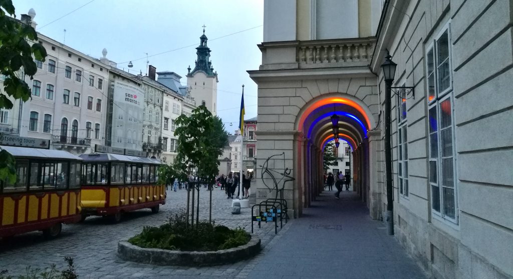 Der Eingang zum Rathaus am Rynok Square