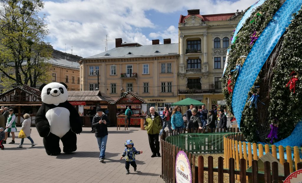 Großer Ostermarkt auf der Freiheitspromenade in Lemberg