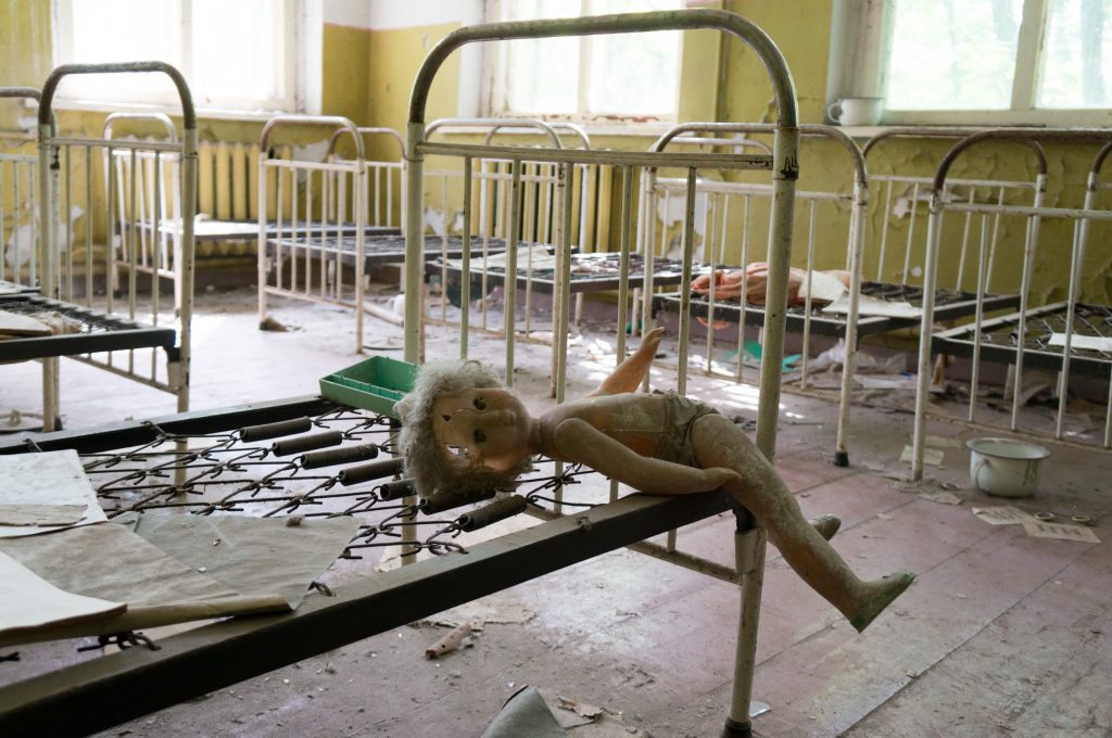 Eine fotogen platzierte Puppe im alten Kindergarten in Tschernobyl