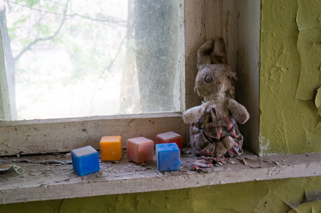 Ein kleiner Hase auf einer Fensterbank